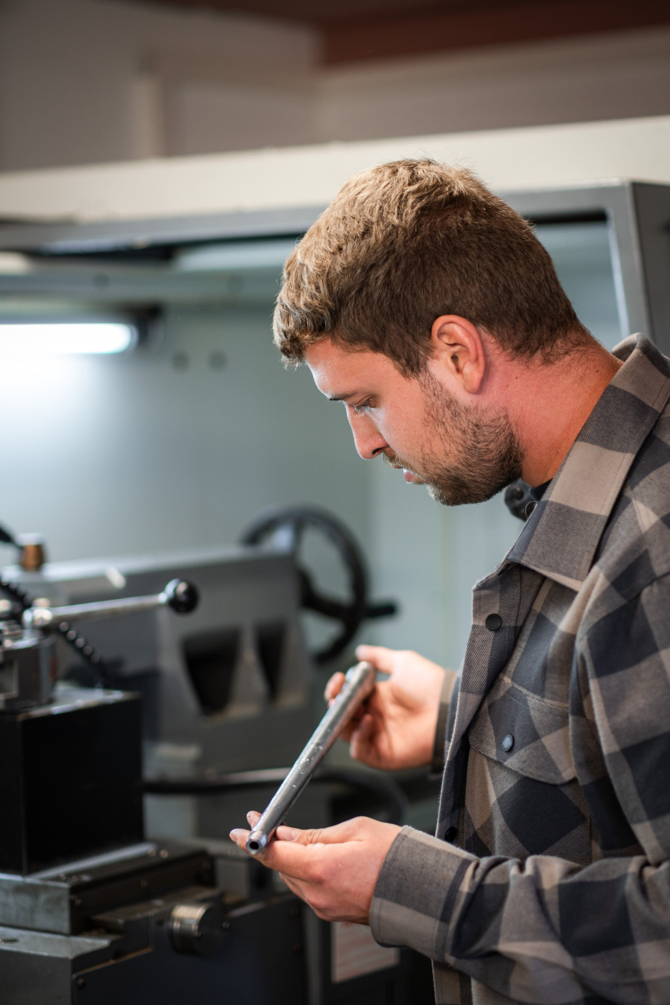 Nahaufnahme Fertigung einer Waffe in Manufaktur Pickert